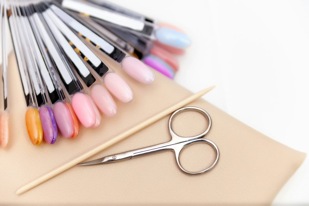 Campionario di colori e strumenti per manicure