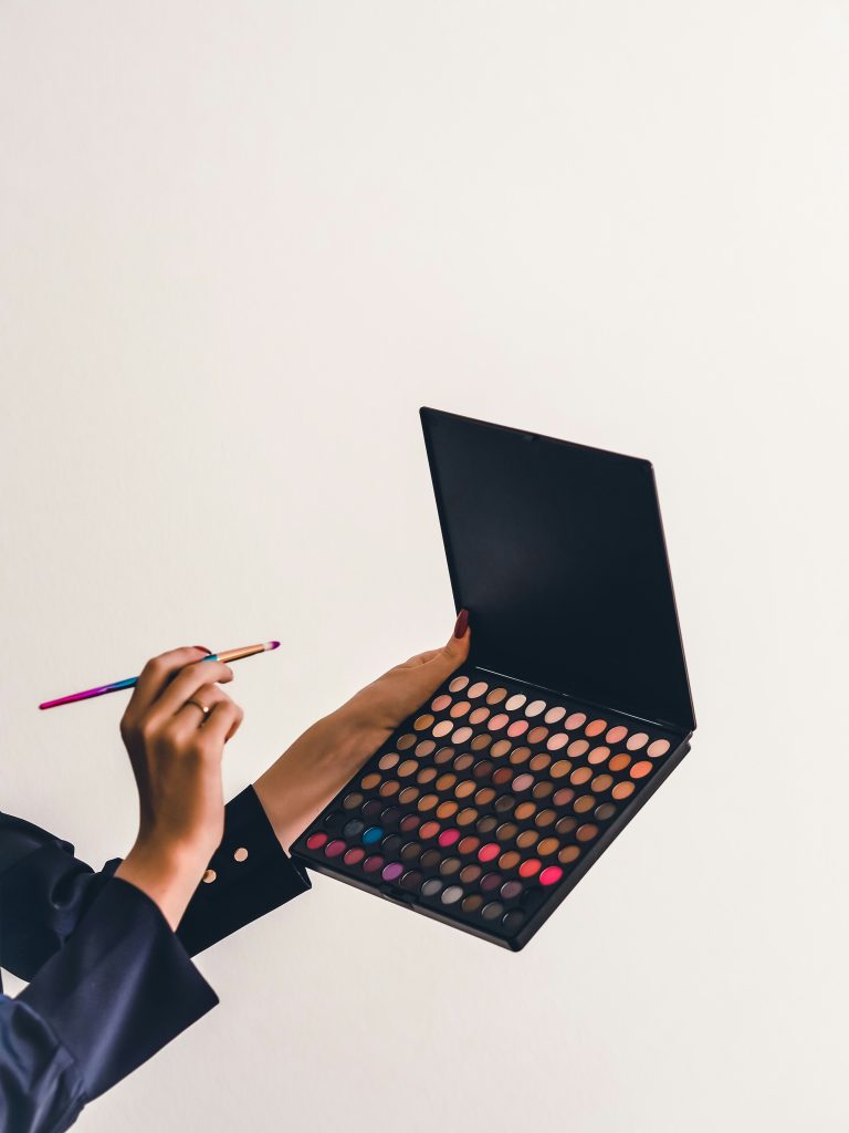 Palette di ombretti e pennello per il trucco